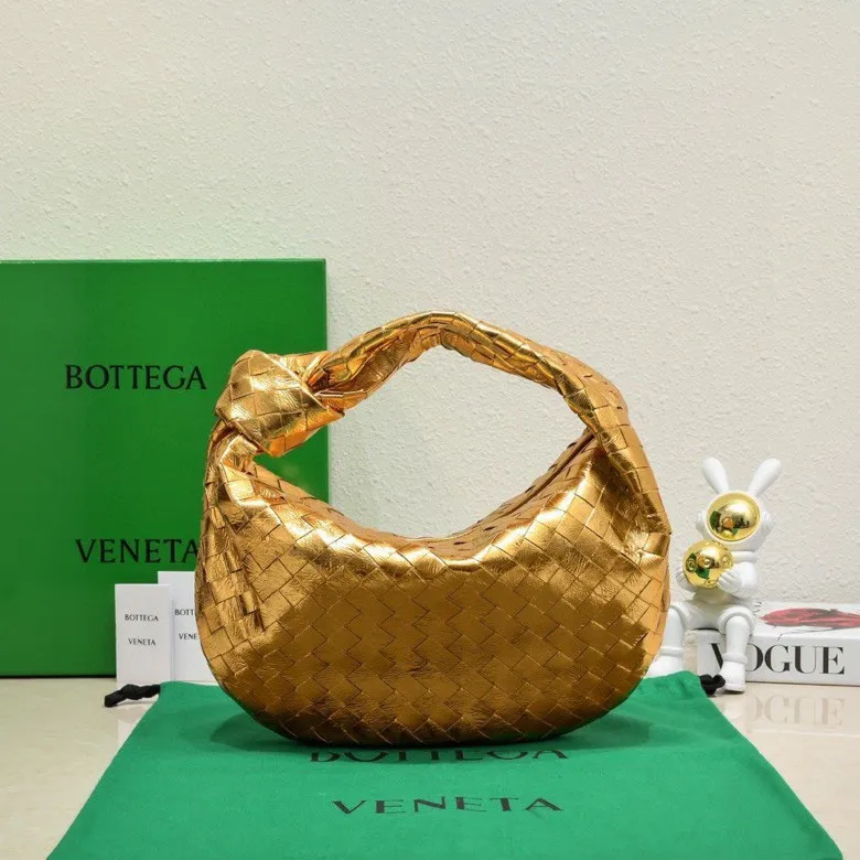 Batch 1520 BV Bottega Veneta's new women's medium JODIE handbag BV bag 🔥The new method is to round the corners on the original basis, and knot the round hobo bag with classic woven leather. The most iconic triangular pull-out design is made of sheepskin hanging soft shape, which is super suitable for concave shapes~Jodie feels really gentle to people. It is definitely the best item for daily matching, unchanged weaving, new elements twist, versatile, and the new favorite of street style Internet celebrities! Size: 36*21*13 Model: 6697